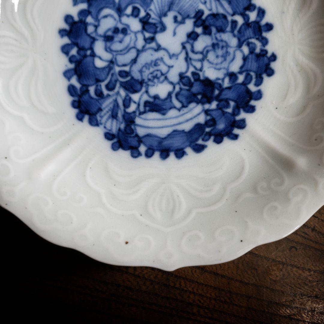 皿　白磁　古伊万里　獅子文様　染付　陽刻縁　牡丹　唐草　銘　明治　大正　イ号