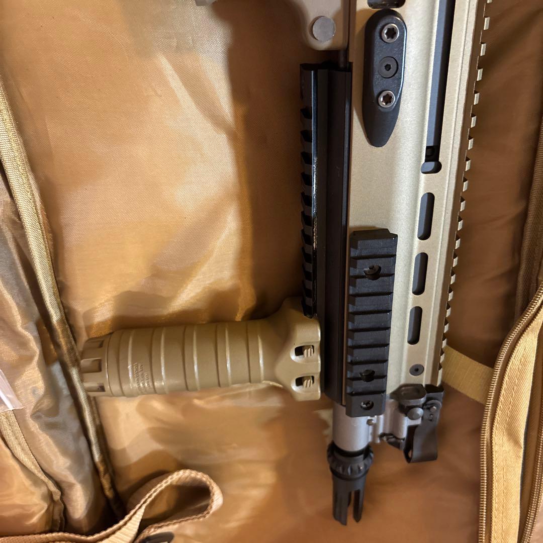 次世代電動ガン SCAR-L CQCタンカラー マガジン3本付き