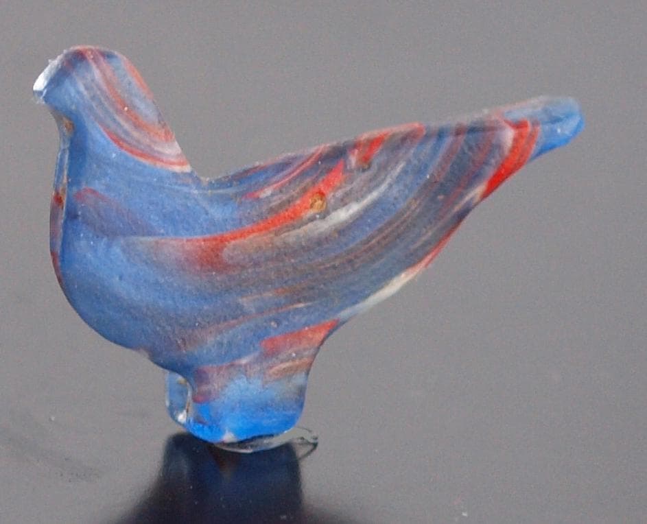 クリアな青など多色ガラス折込、平板状の鳥玉、イスラム期の名品900～1100年頃