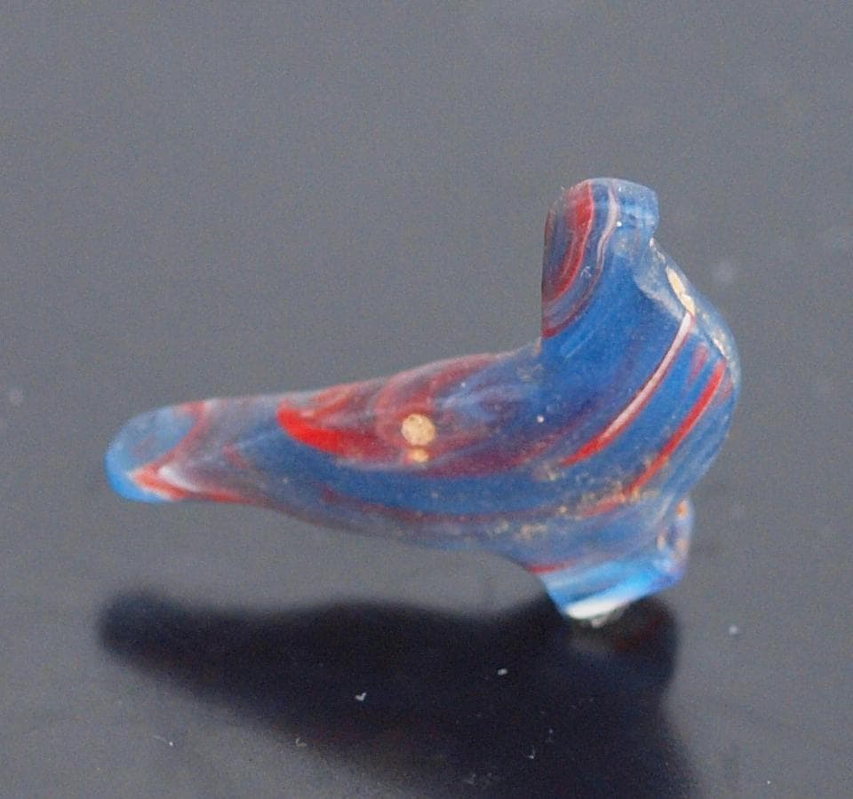 クリアな青など多色ガラス折込、平板状の鳥玉、イスラム期の名品900～1100年頃