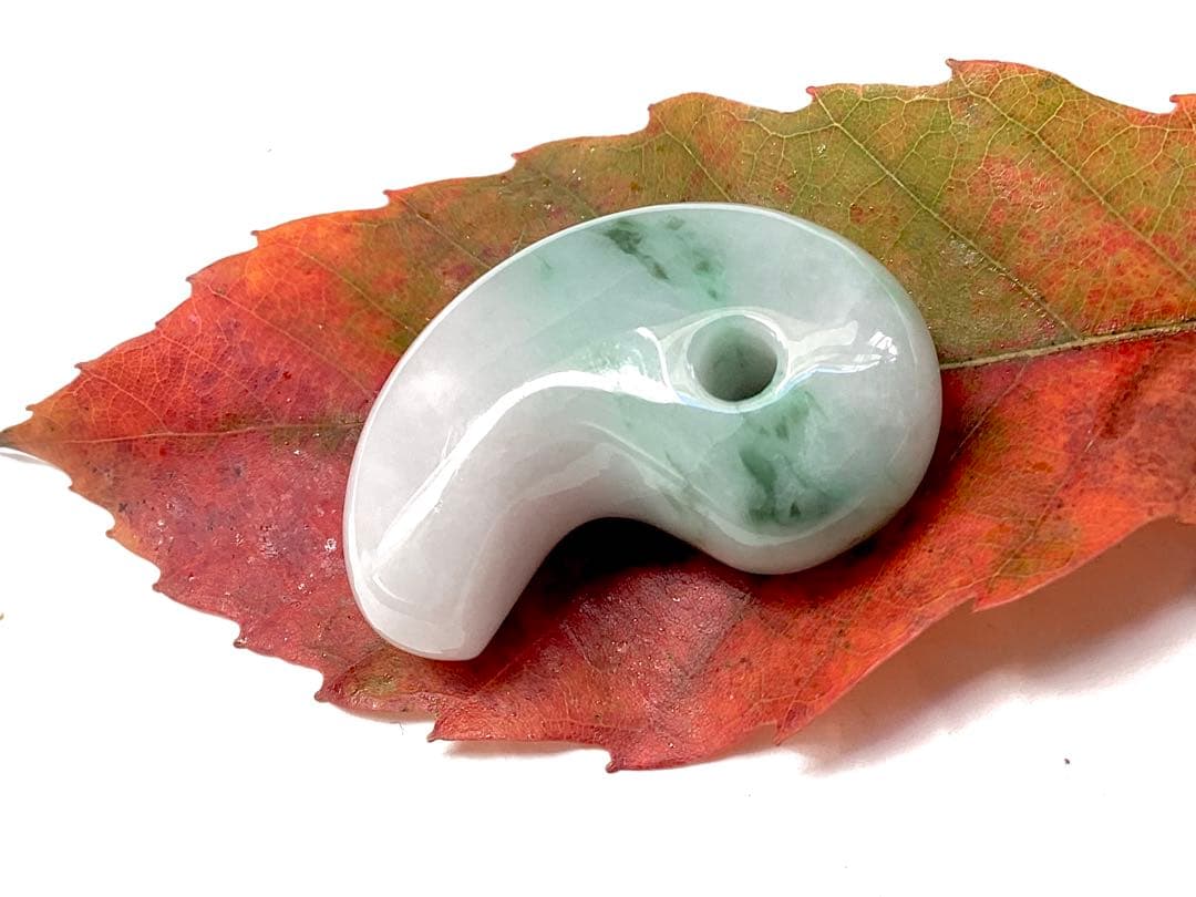 ✳摩訶不思議パワー　天然翡翠 淡いラベンダー色　糸魚川翡翠勾玉　本物を鑑別書付‼️