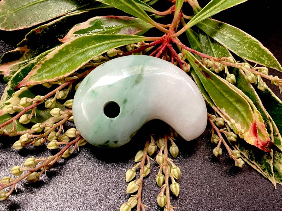 ✳摩訶不思議パワー　天然翡翠 淡いラベンダー色　糸魚川翡翠勾玉　本物を鑑別書付‼️