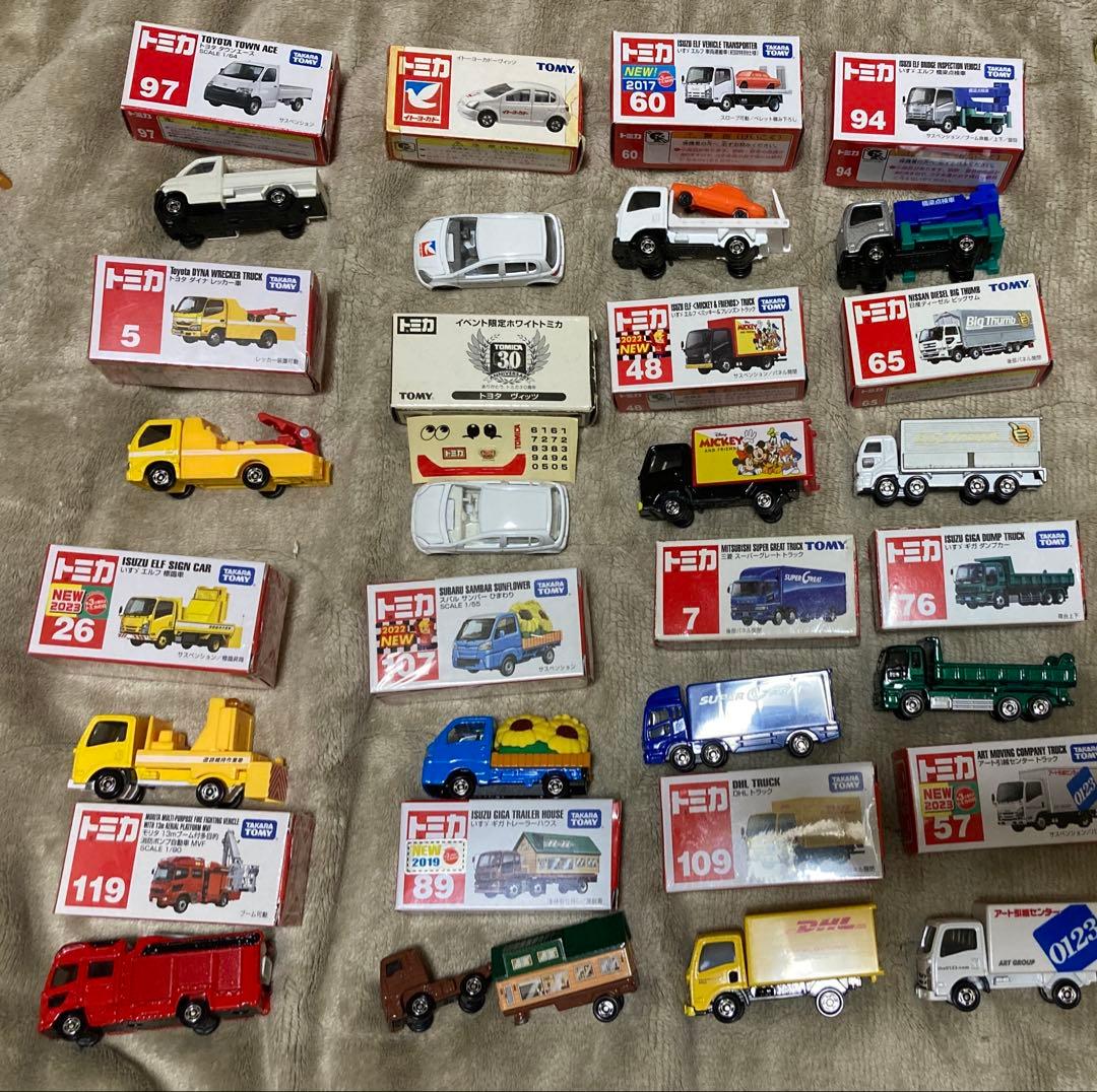 トミカ　箱付き16台セット