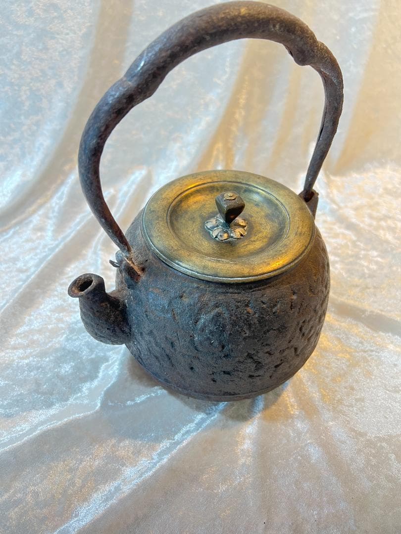 鉄瓶　真鍮の蓋　桜のデザインのつまみ