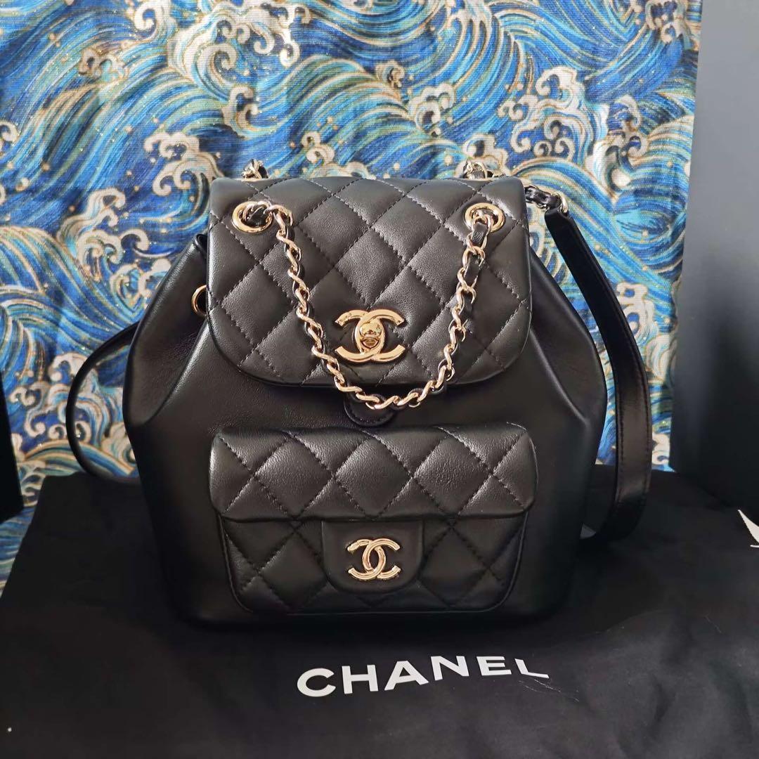 キルティングデザインのブラックリュック、ゴールドチェーン付き