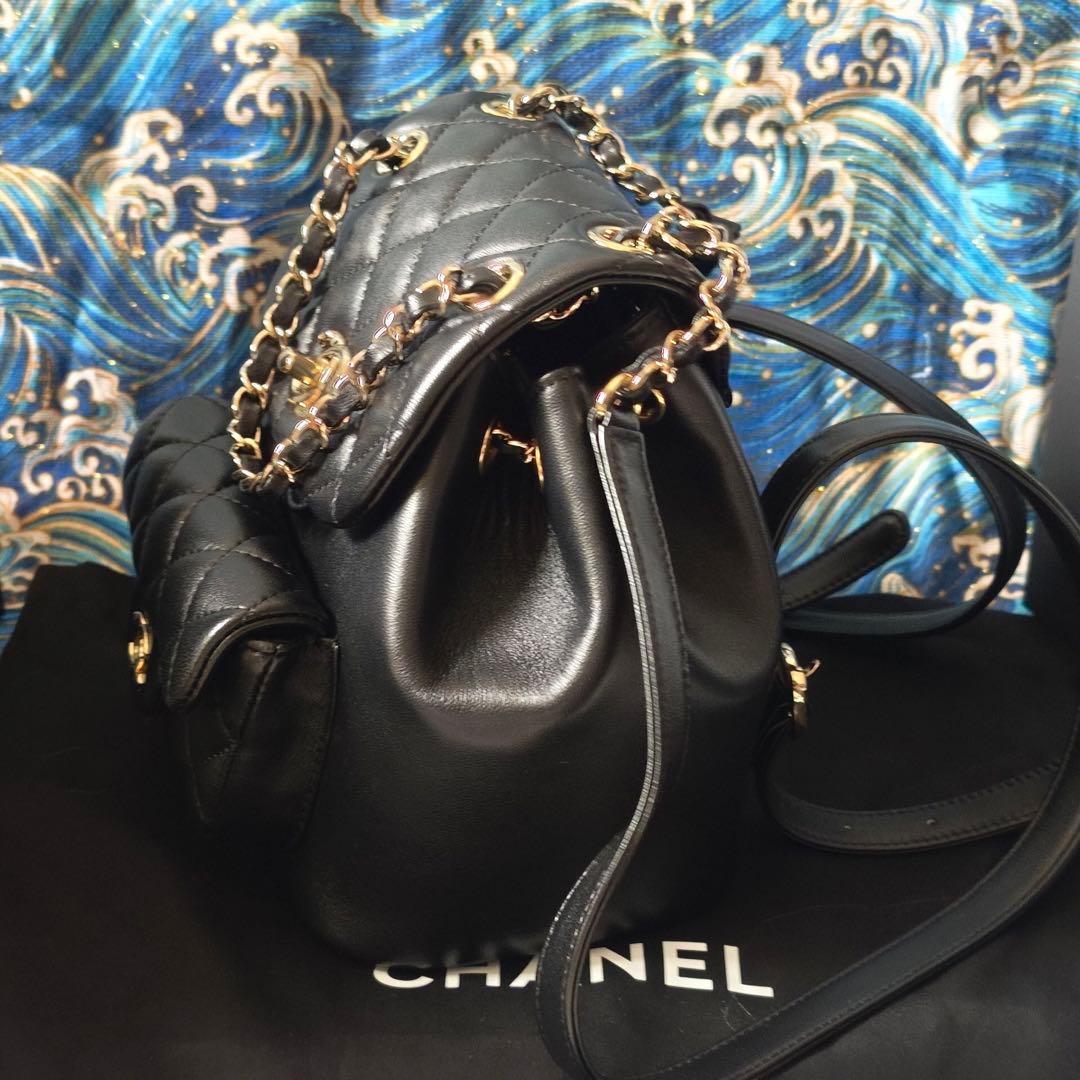 キルティングデザインのブラックリュック、ゴールドチェーン付き