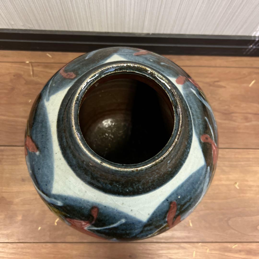 青白い花模様の陶器の壺