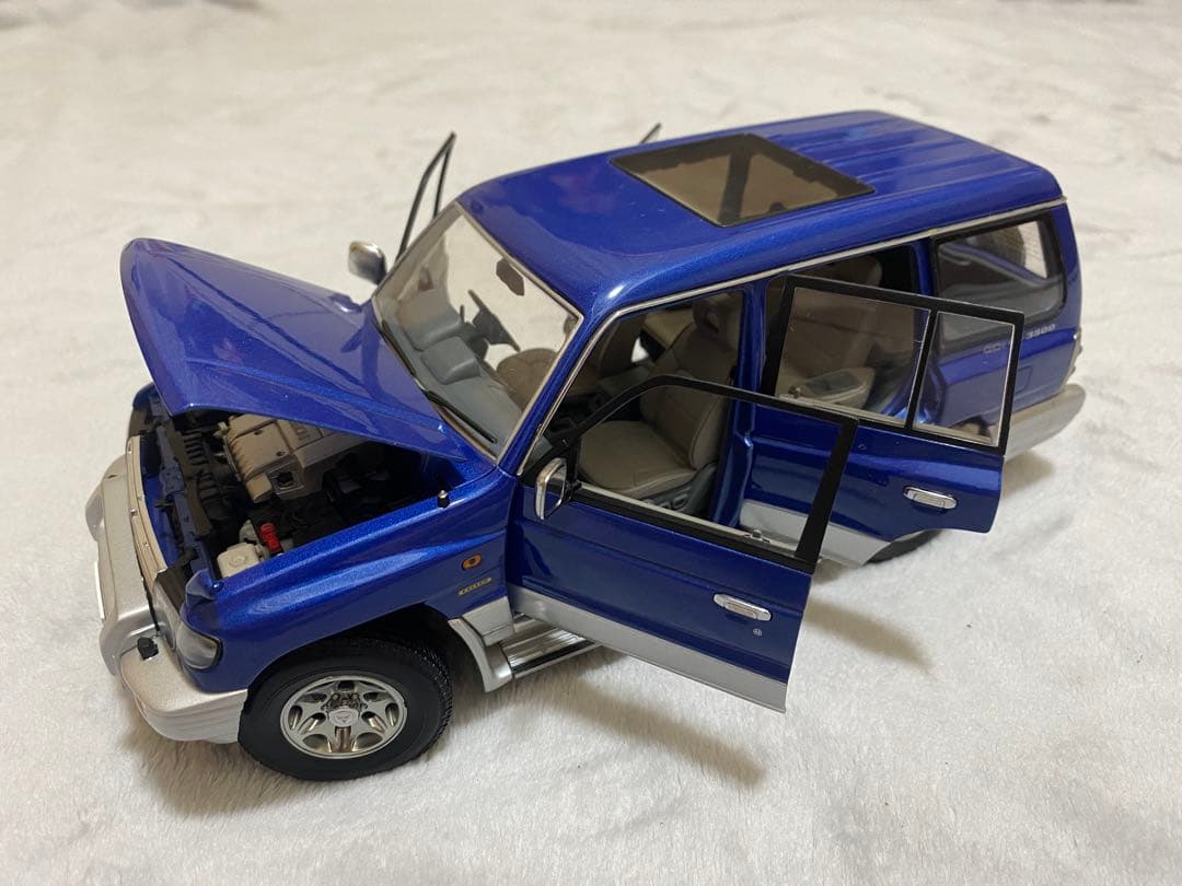 ミニカー AUTOart Mitsubishi Pajero 1/18