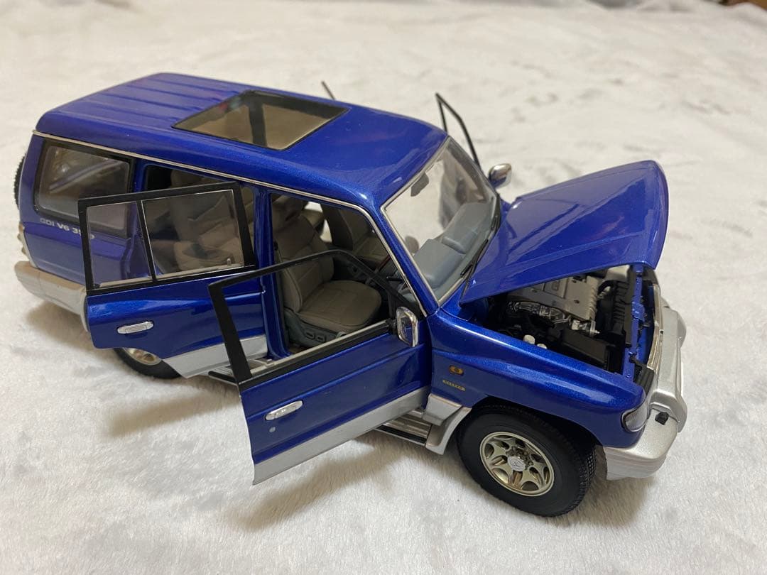 ミニカー AUTOart Mitsubishi Pajero 1/18