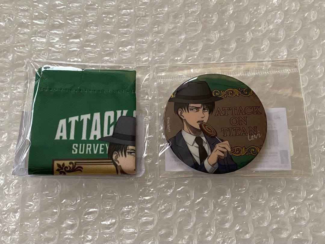進撃の巨人　くじメイト　缶バッジ　ミニタペストリー　リヴァイ
