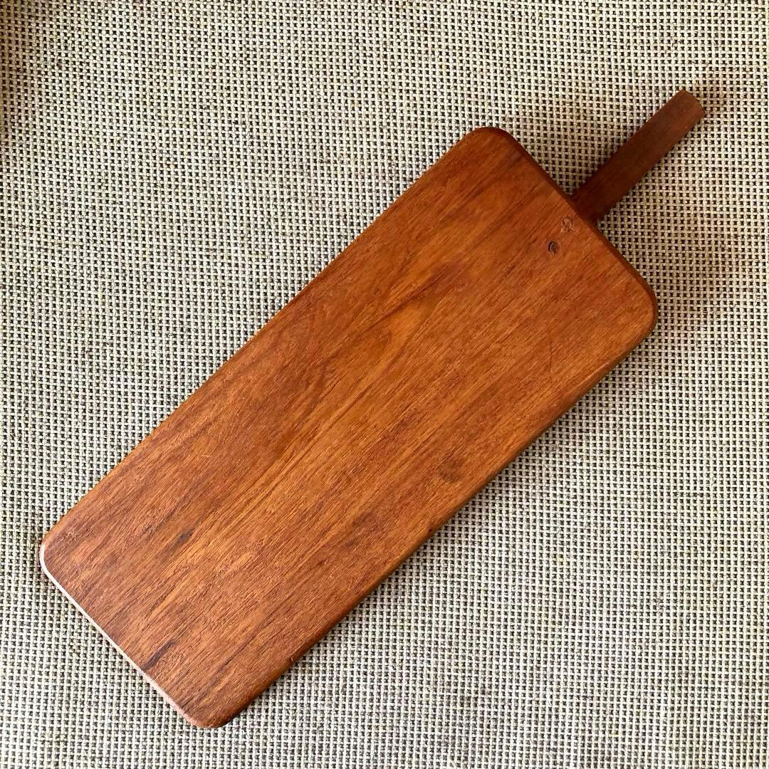 北欧ヴィンテージ　無垢材　チークのカッティングボード　持ち手付きトレイ