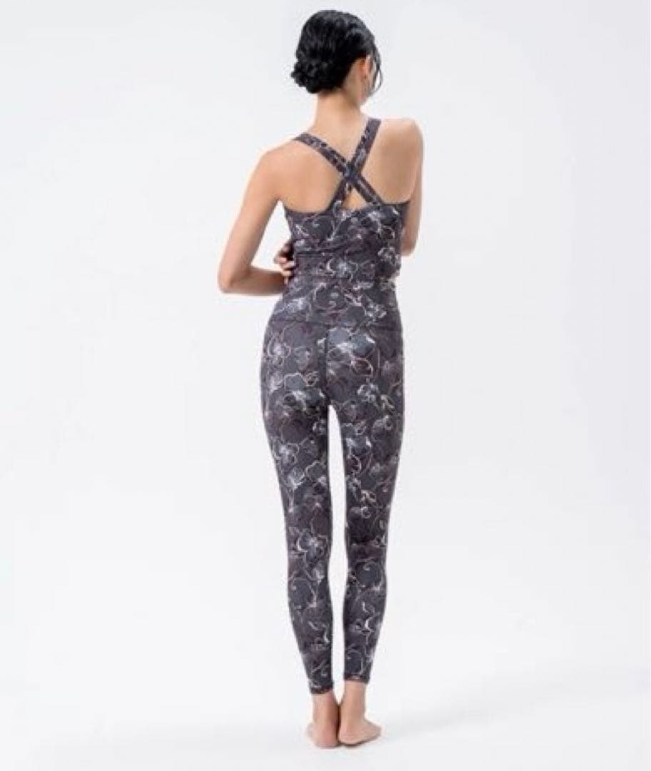 【SUKALA】ラインフラワープリントブラトップレギンス 2点セット モノトーン