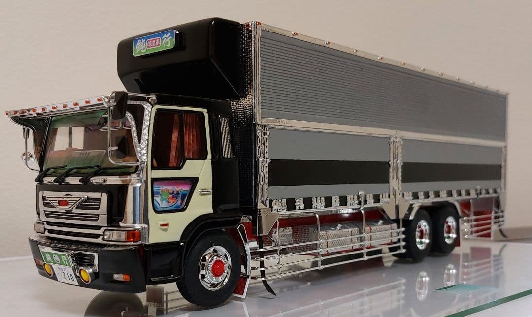 デコトラ アオシマ1/32 日野プロフィア 造りボディー キャブ2個セット完成品