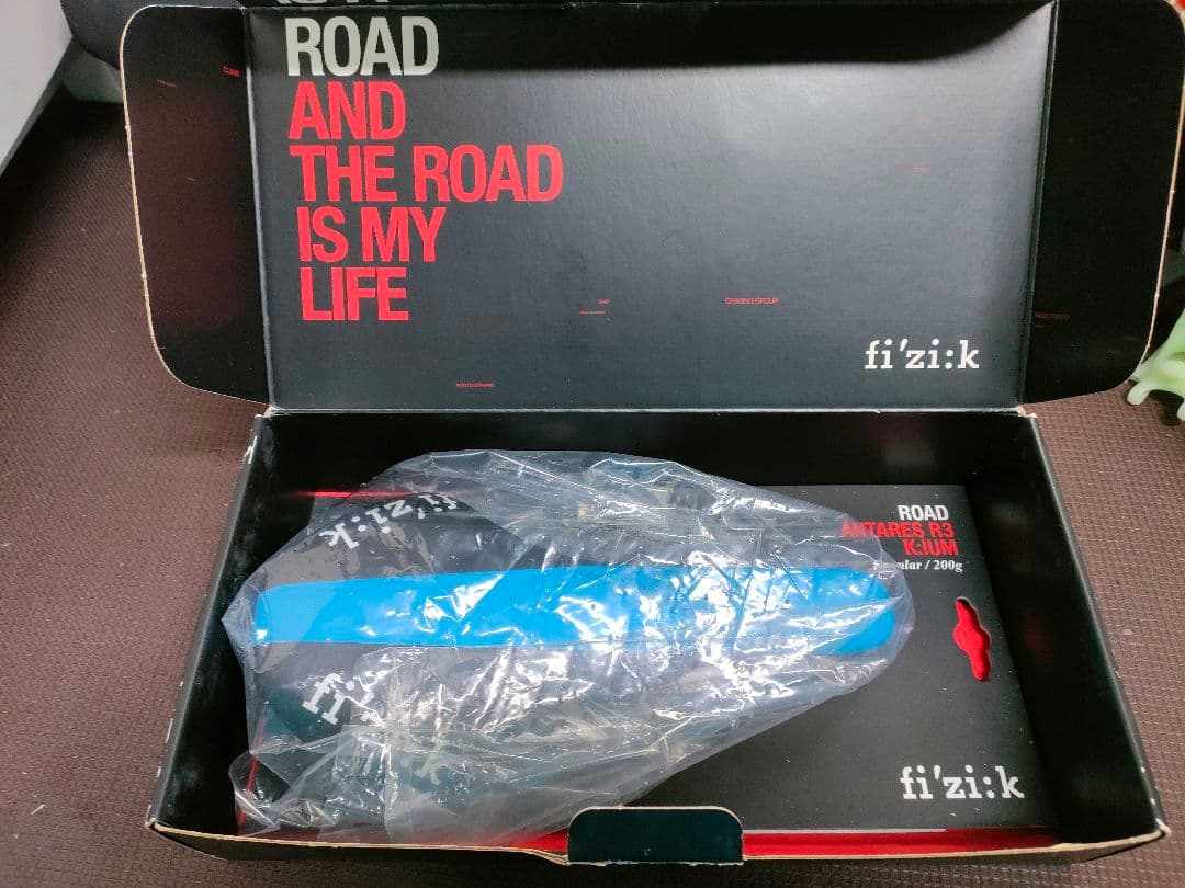 fi'zi:k Antares R3 サドル ブラック/ブルー