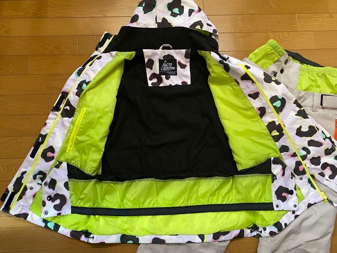超美品　ACT VERSION スノボ　スノーボード　ウェア　Ｍ