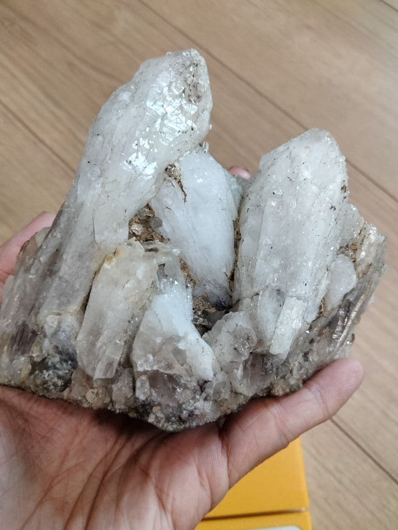 栃木県足尾銅山坑道内より産した伝説のアメシストです。多頭水晶　紫水晶　437g