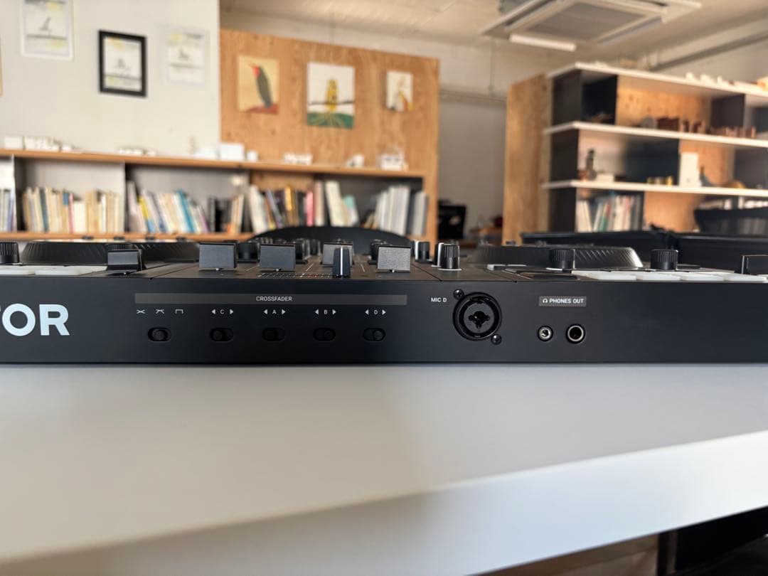 TRAKTOR KONTROL S4 MK3コントローラー