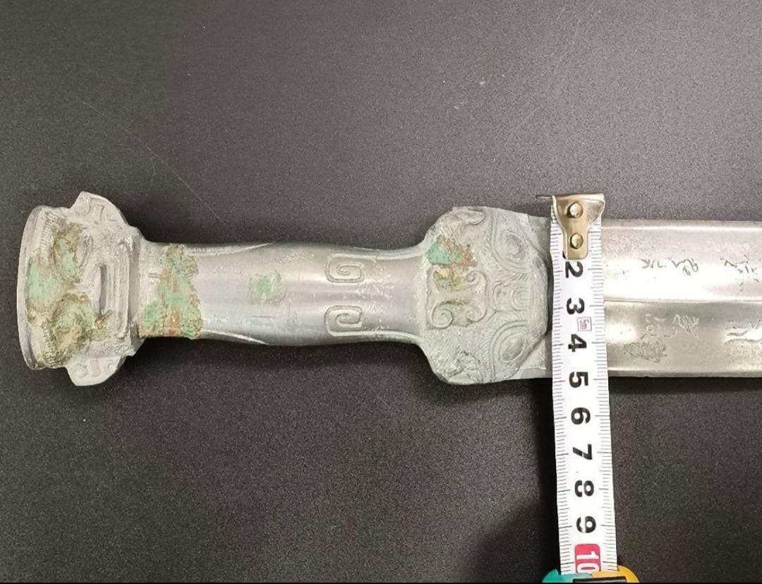 中国青銅器　銅剣　錫メッキ人首形鍔　インテリア置物　長さ55cm