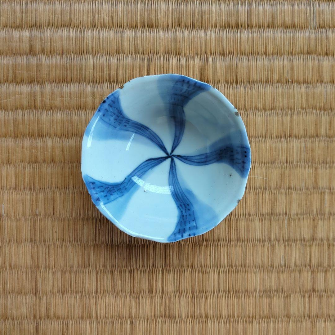 青いストライプ模様の陶器盃　古染付捻盃　明時代末期　景徳鎮　骨董品　古美術