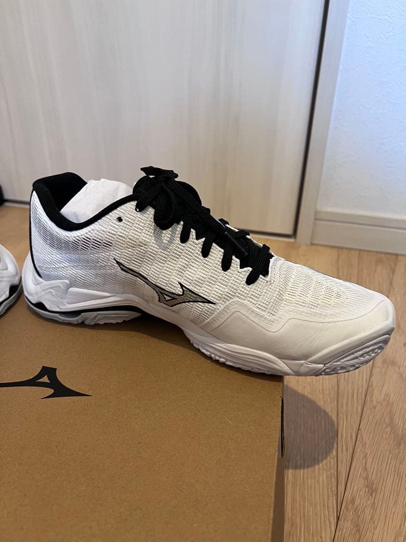 新作　ミズノ　バレーボールシューズ　ウェーブライトニング　25.5センチ