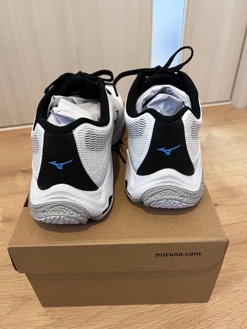 新作　ミズノ　バレーボールシューズ　ウェーブライトニング　25.5センチ