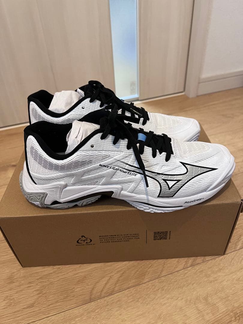 新作　ミズノ　バレーボールシューズ　ウェーブライトニング　25.5センチ