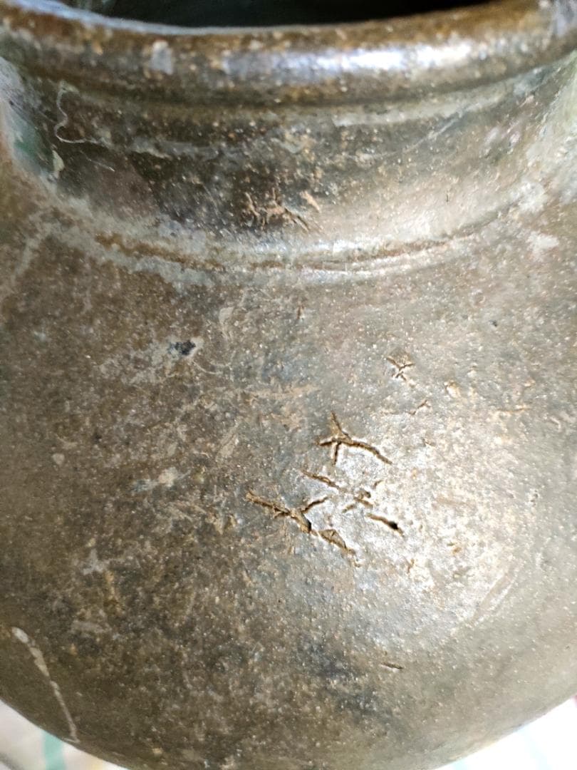 壺 三耳 モスグリーンと黒の釉薬雨垂れ 骨董 Ag-235