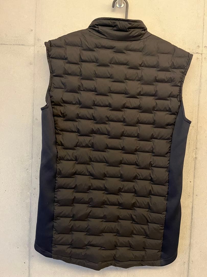 【3日間限定値下げ】1PIU1UGUALE3 ブラック ノースリーブ ベスト