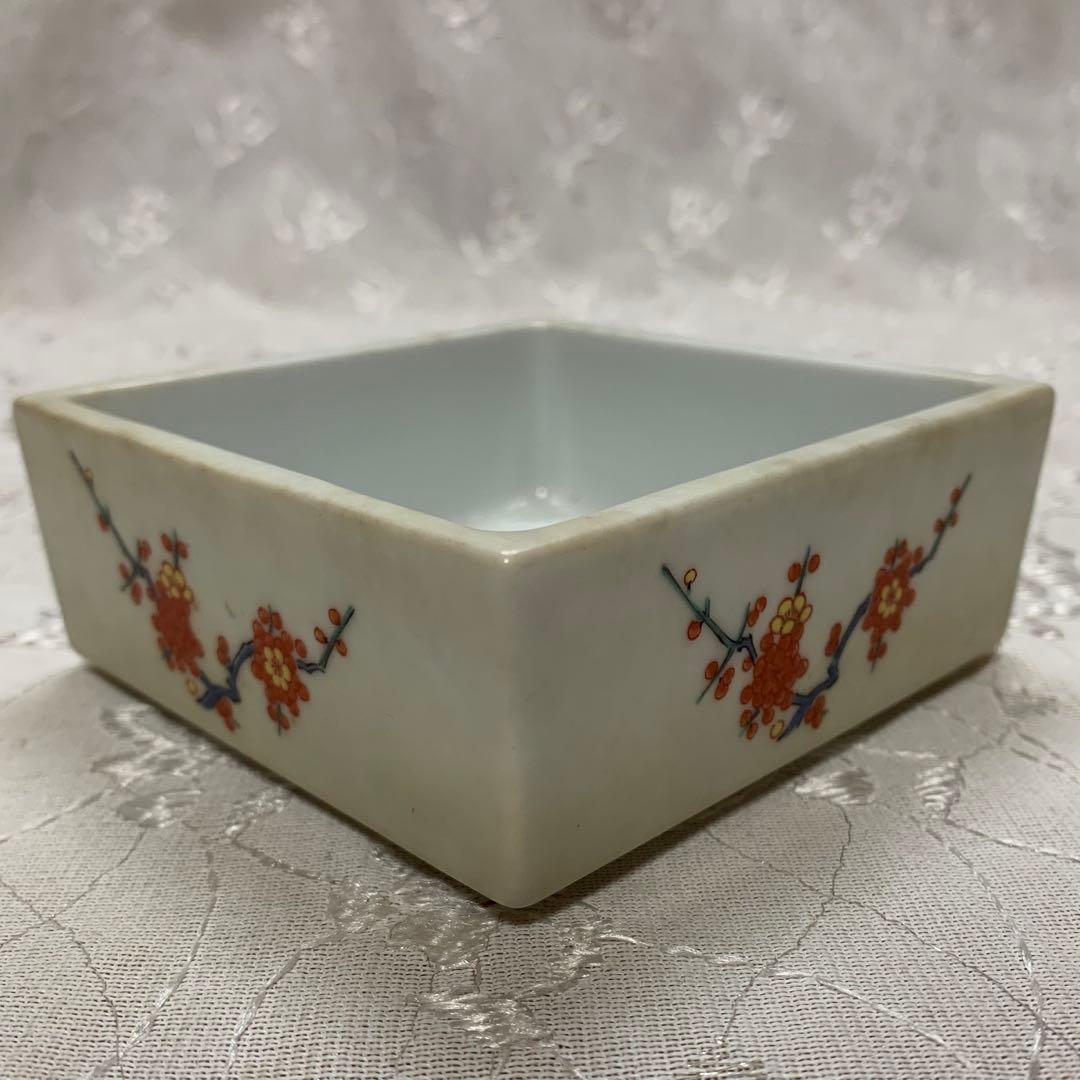 盆栽鉢　梅の絵　正方　白地　落款有り