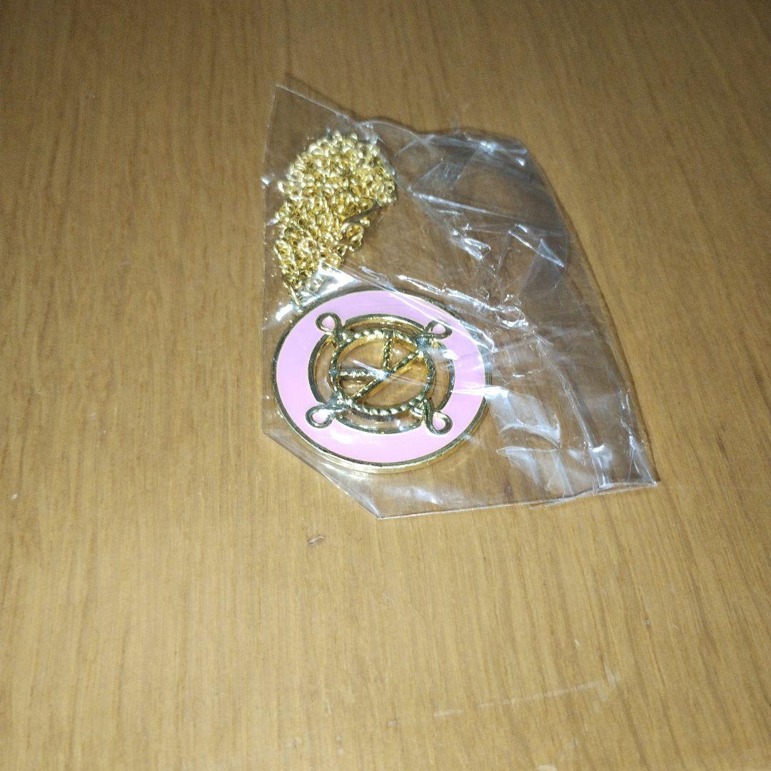 「キングスマン」の名台詞が記されたプレート、ネクタイ、メダルのレプリカのセット