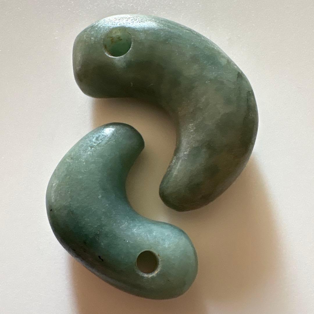 ヒスイ勾玉二つ