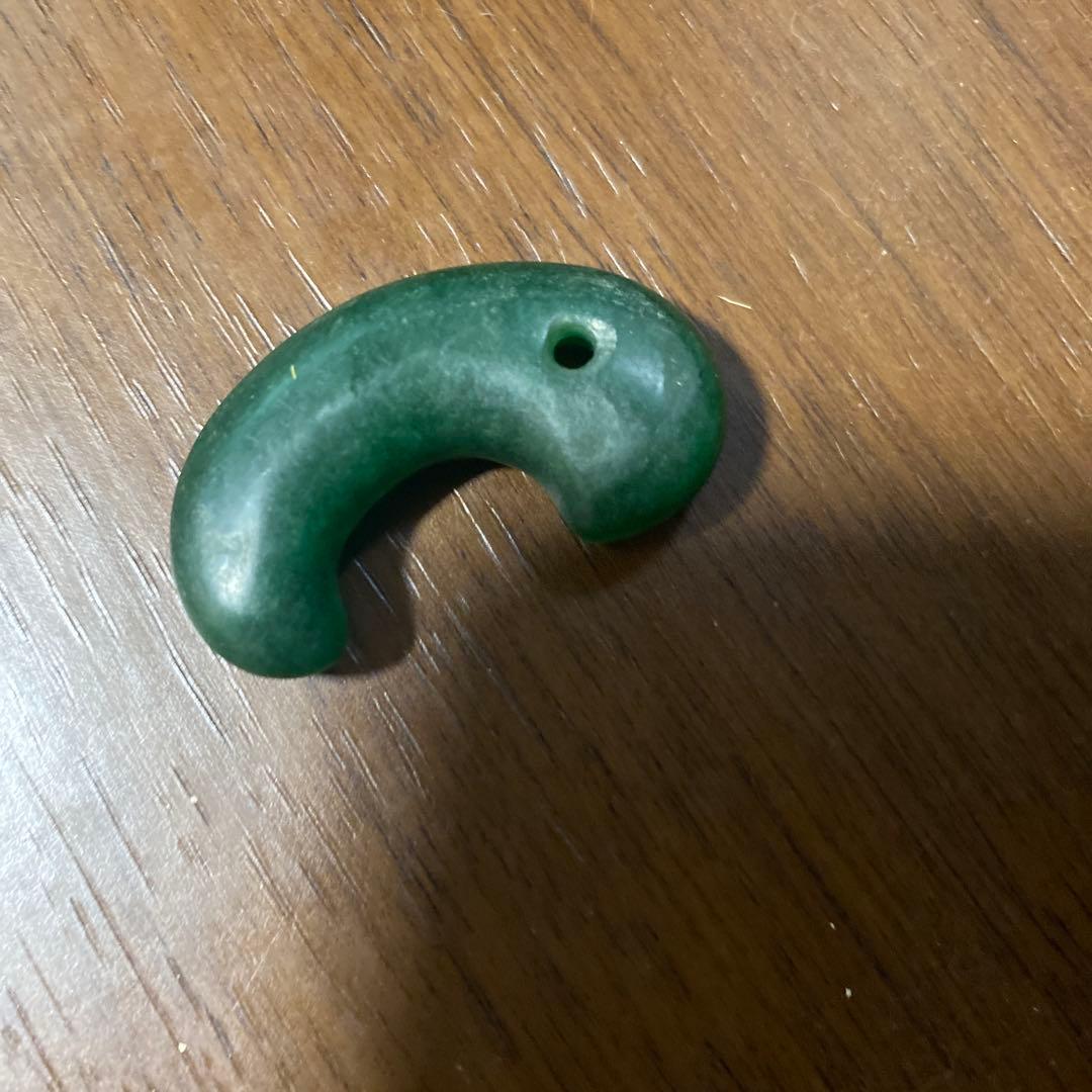 光に当てると模様が浮かび上がり綺麗です。オーラまとってる勾玉です。