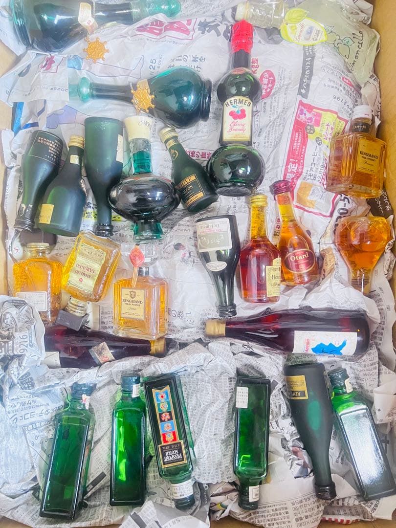 ー*う様 oo3古酒ミニボトルウイスキー、ブランデー、リキュールなど 約200本