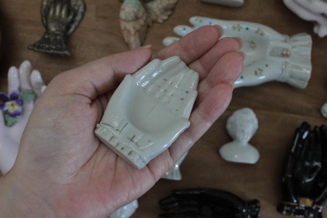 【A】ホワイトハンドモチーフ/Made in Japan /陶器製・小物入れ