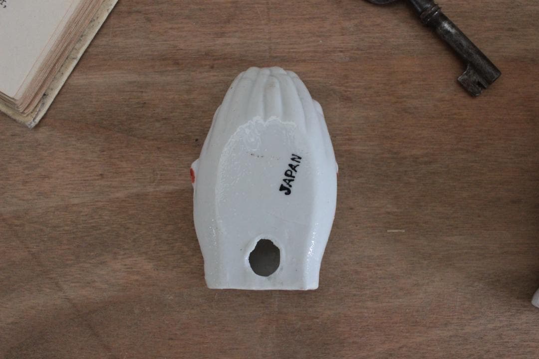 【A】ホワイトハンドモチーフ/Made in Japan /陶器製・小物入れ