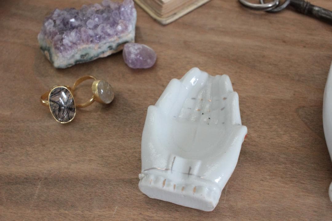 【A】ホワイトハンドモチーフ/Made in Japan /陶器製・小物入れ