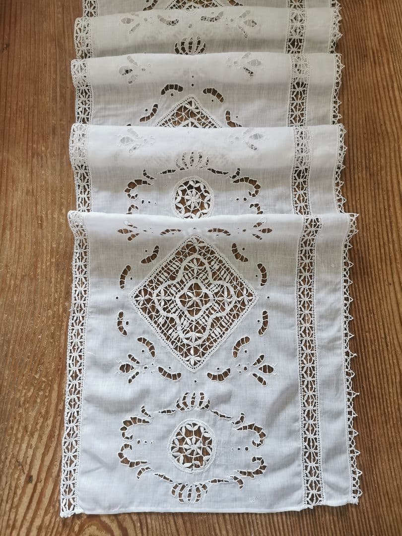 アンティーク 蜜蜂と蓮と葉のオープンカットワーク ボビンレースとろみリネンパネル