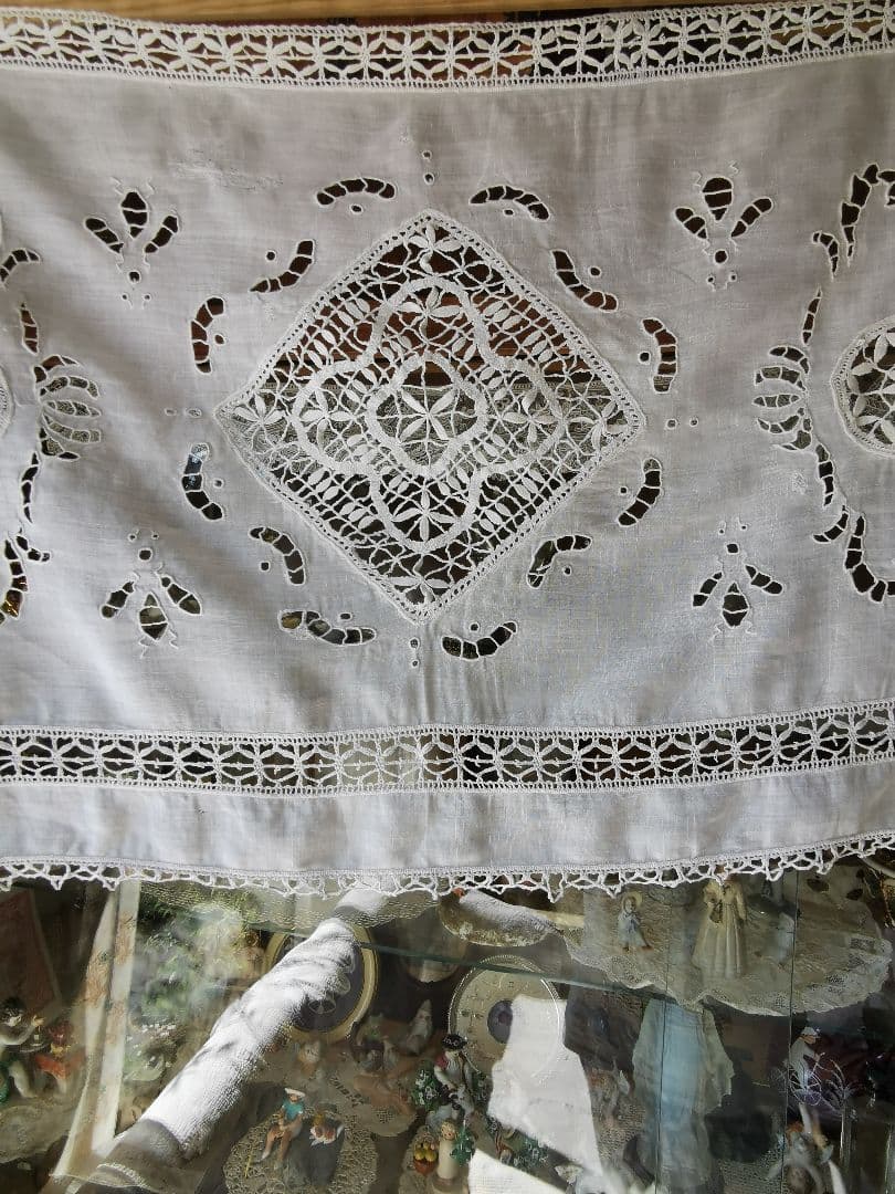 アンティーク 蜜蜂と蓮と葉のオープンカットワーク ボビンレースとろみリネンパネル