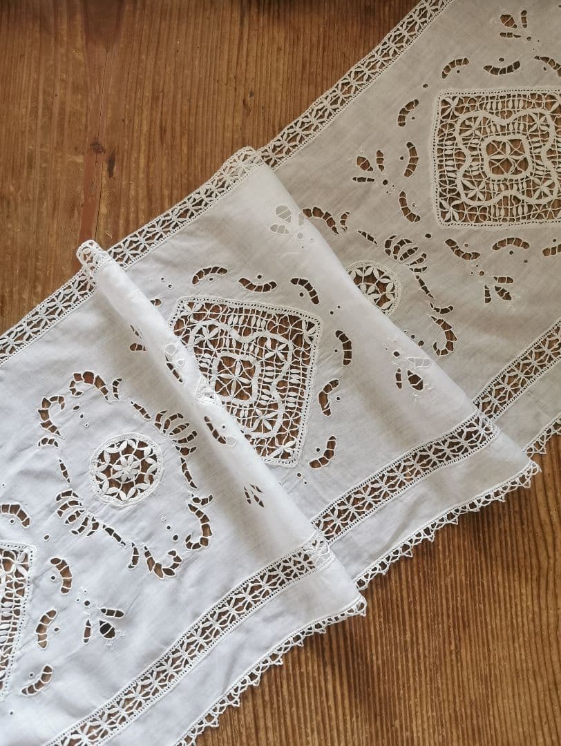 アンティーク 蜜蜂と蓮と葉のオープンカットワーク ボビンレースとろみリネンパネル