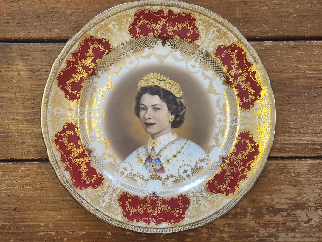 1953年にエインズレイ社が製作エリザベス女王戴冠記念の公式22k金プレート
