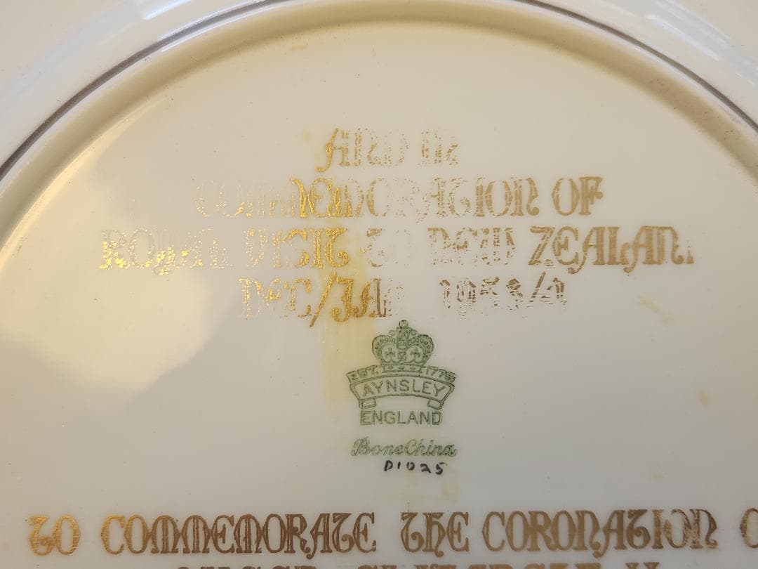 1953年にエインズレイ社が製作エリザベス女王戴冠記念の公式22k金プレート