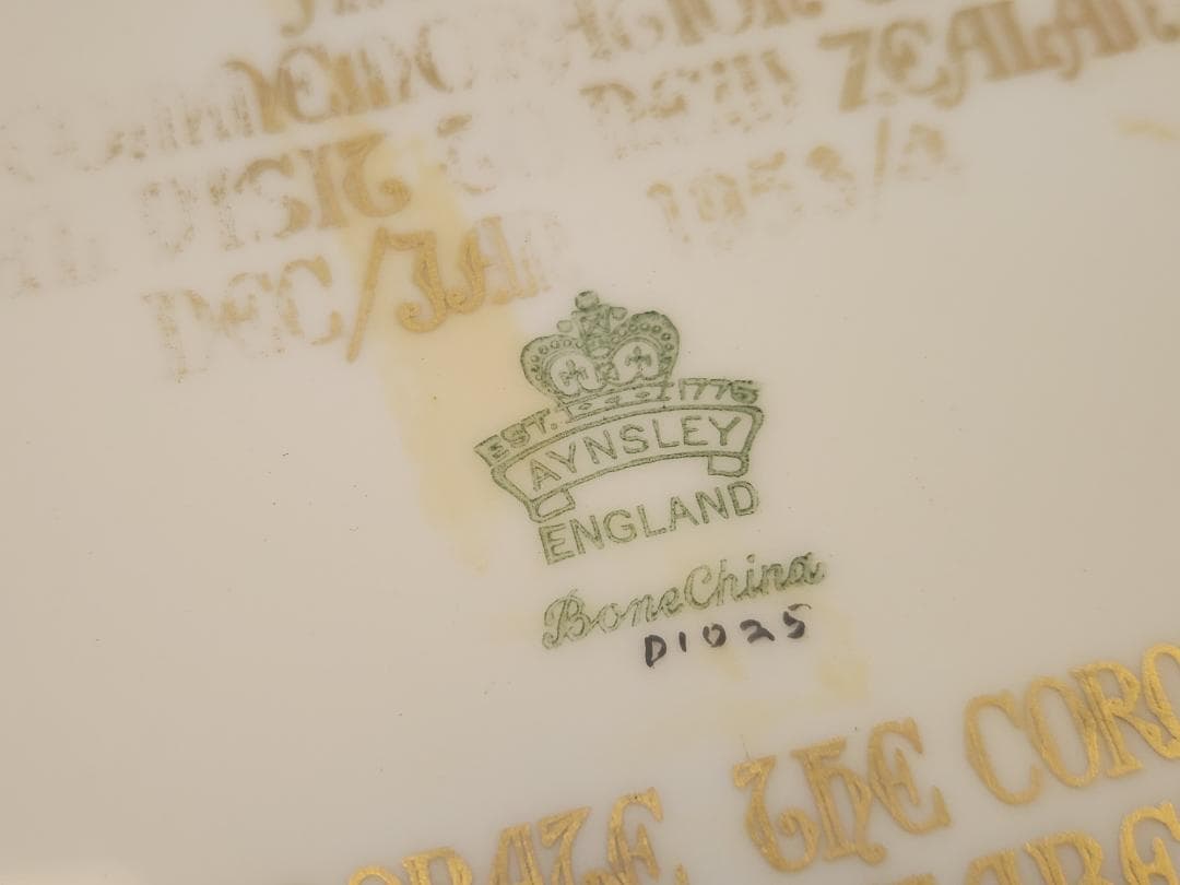 1953年にエインズレイ社が製作エリザベス女王戴冠記念の公式22k金プレート