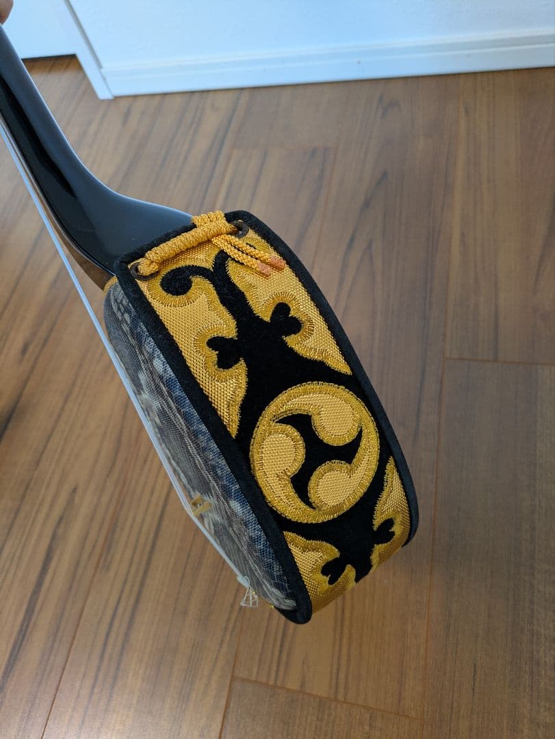 沖縄三線 蛇皮風 フルセット 譜面台兼スタンド 教本付 ケース・チューナー付