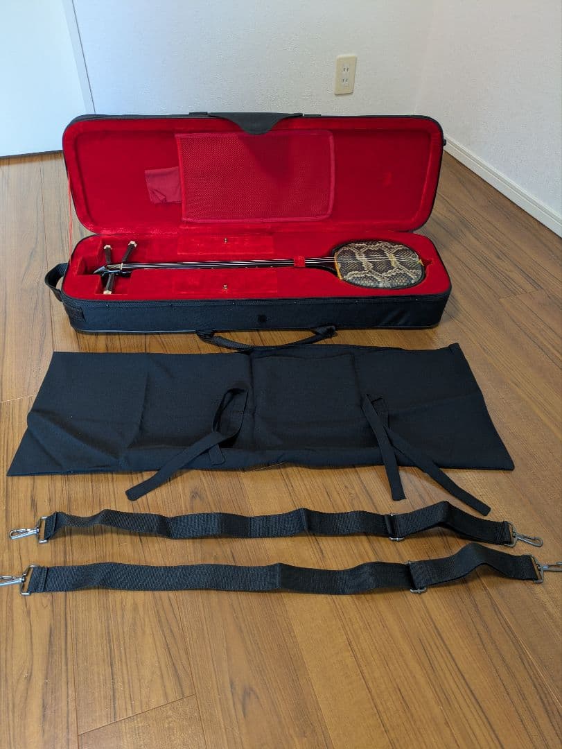 沖縄三線 蛇皮風 フルセット 譜面台兼スタンド 教本付 ケース・チューナー付