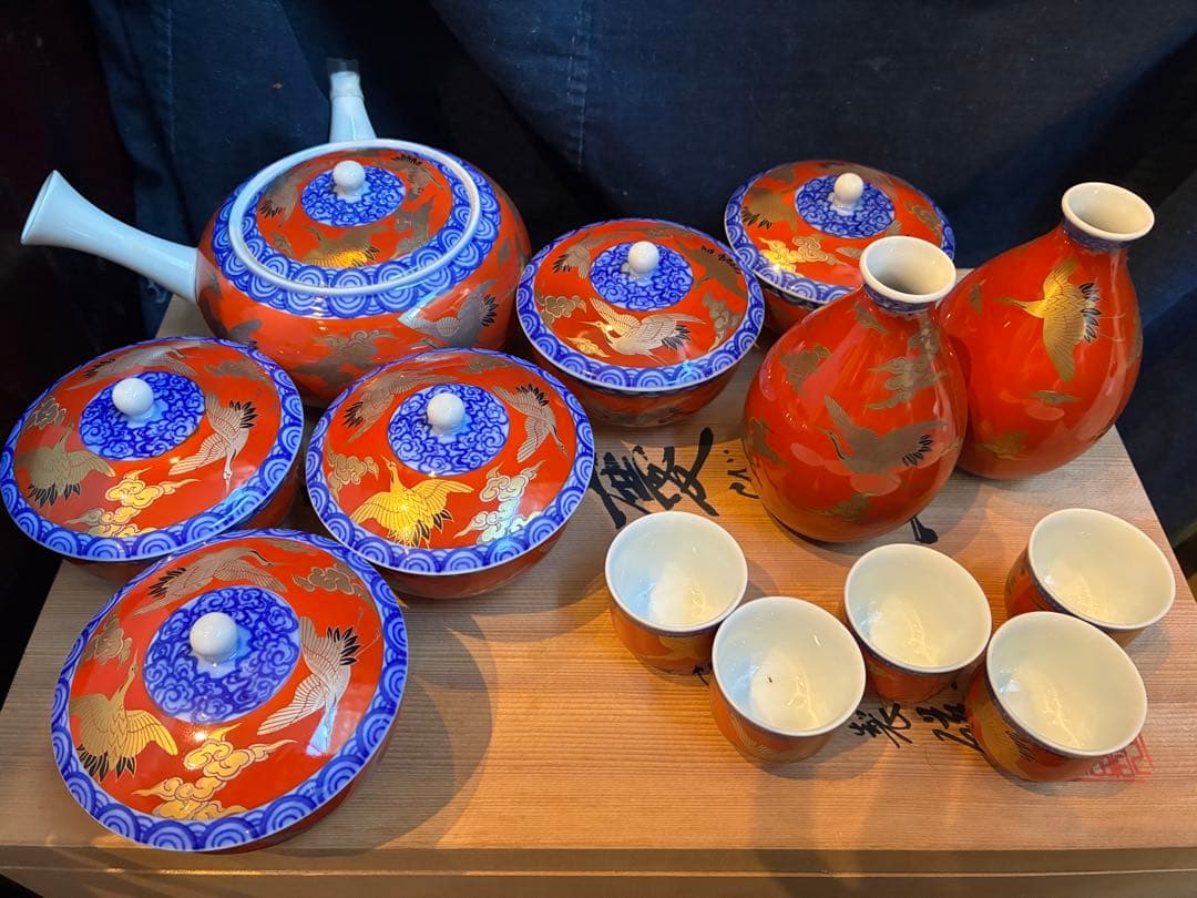 深川製磁　酒器揃えと茶器　染錦手波鶴紋 宮内庁御用達 慶びの器 有田焼 赤絵金彩