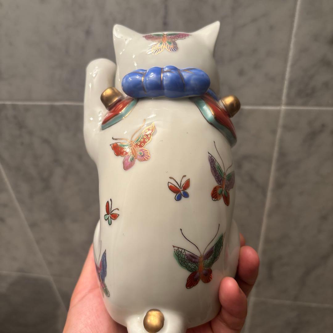 アンティーク作家さんもの瞳が神秘的でまつ毛、体の色彩豊かな蝶々が美しい招き猫