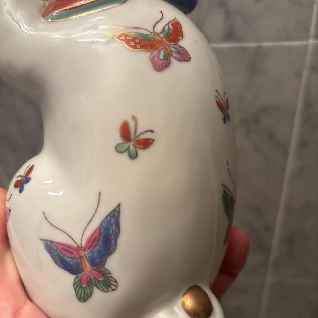 アンティーク作家さんもの瞳が神秘的でまつ毛、体の色彩豊かな蝶々が美しい招き猫