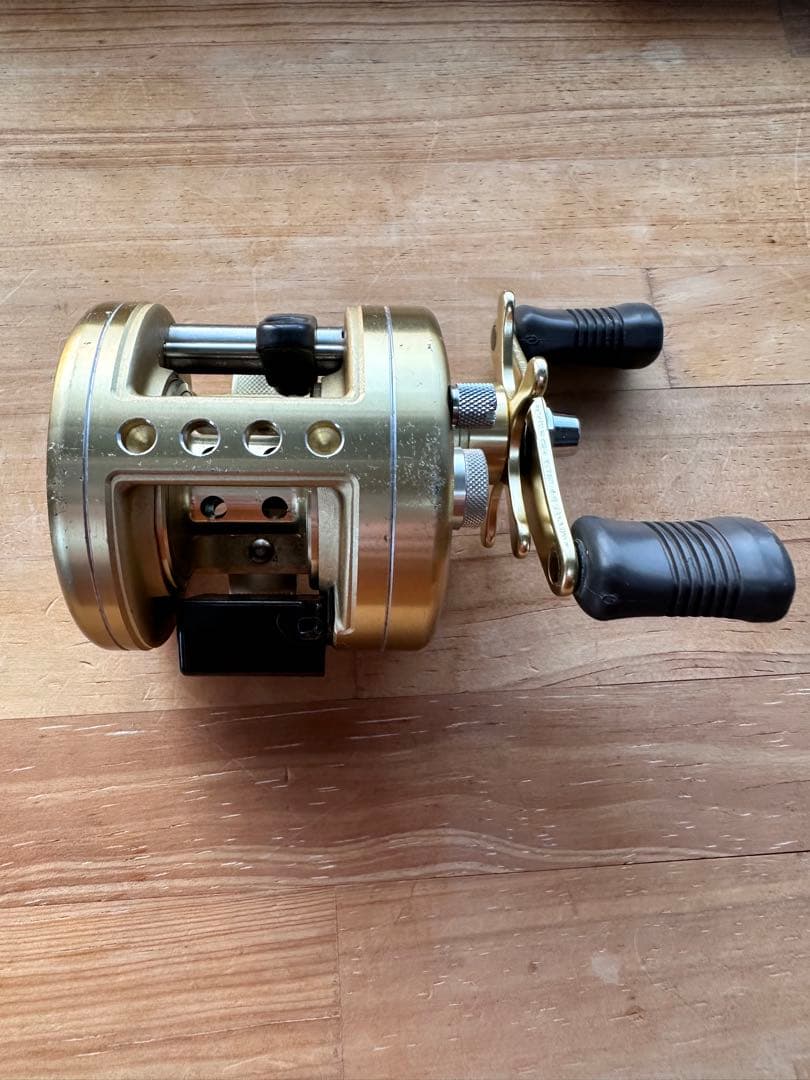 シマノSHIMANOカルカッタ200XT　右巻き