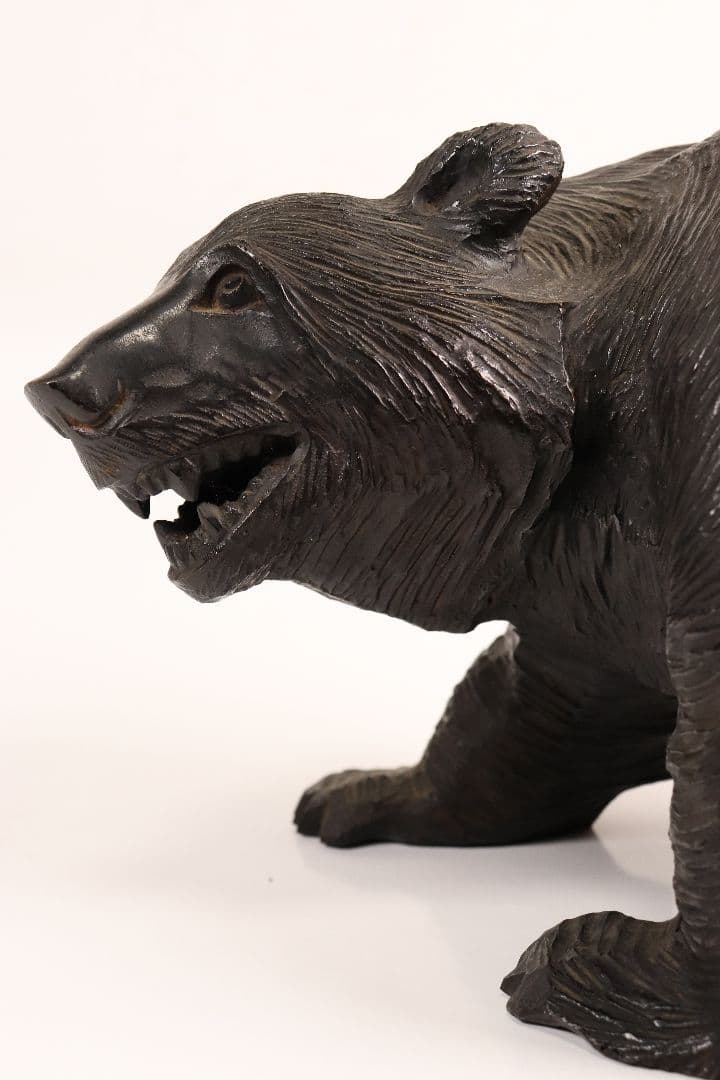 ブロンズ製の熊　木彫りの熊