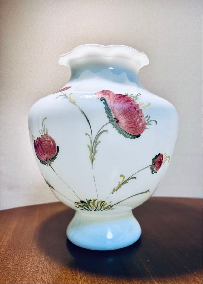 乳白ガラス　手描き花文　花瓶